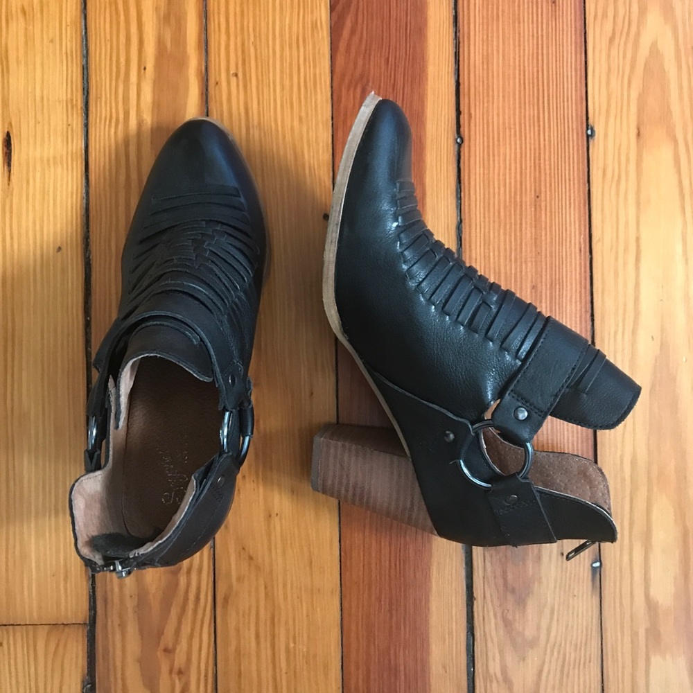 Seychelles Impossible Black Leather Ankle Booties